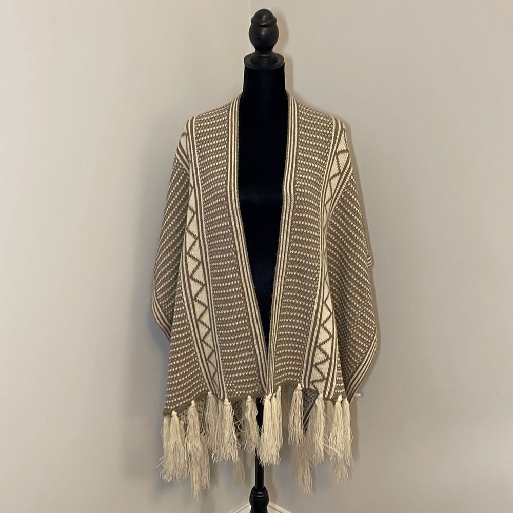 Women’s Knit Shawl. Taupe/Cream OS